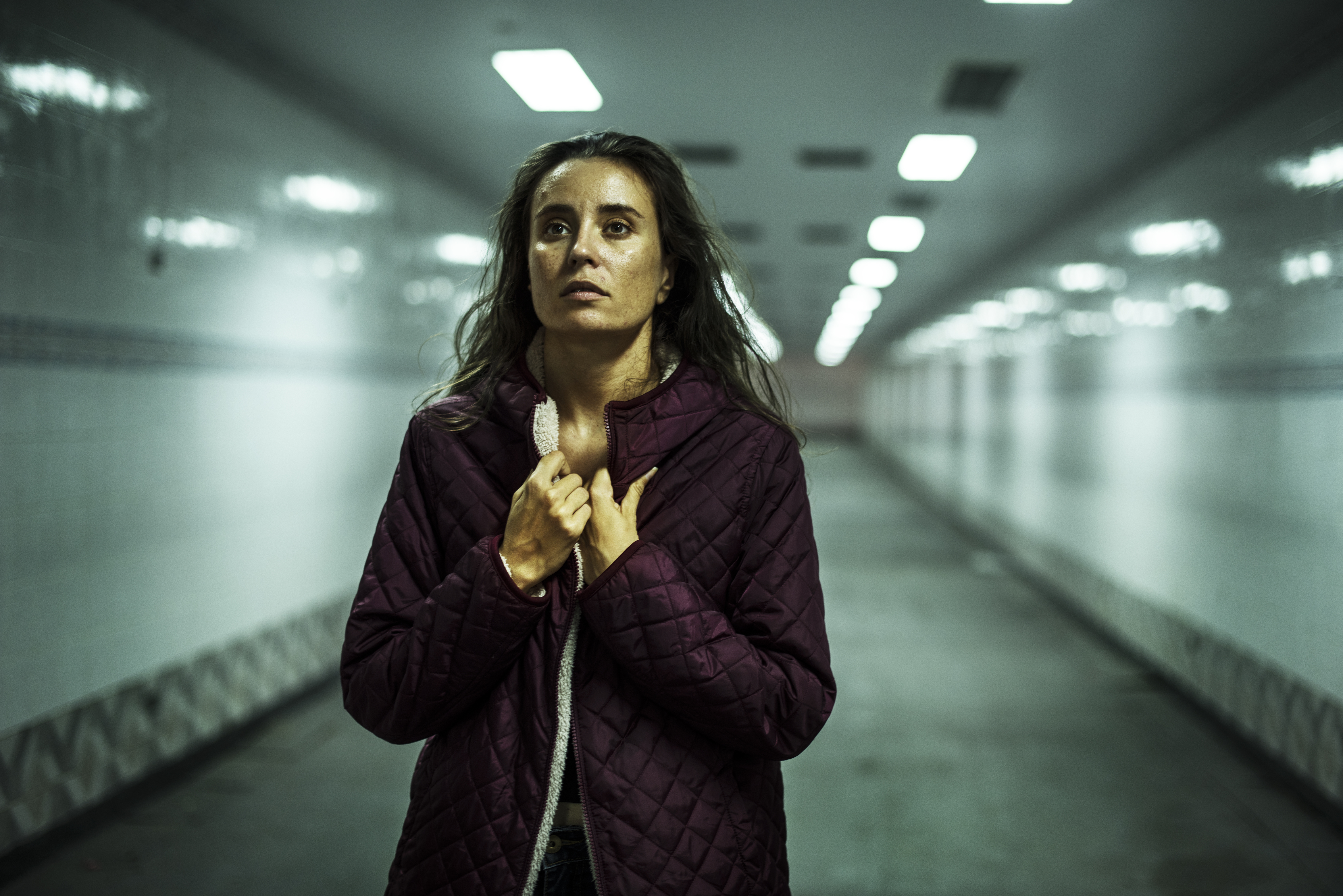 переходов женщина. пешеход на переход. люди на пешеходном переходе. светофор для людей. человек переходит дорогу.